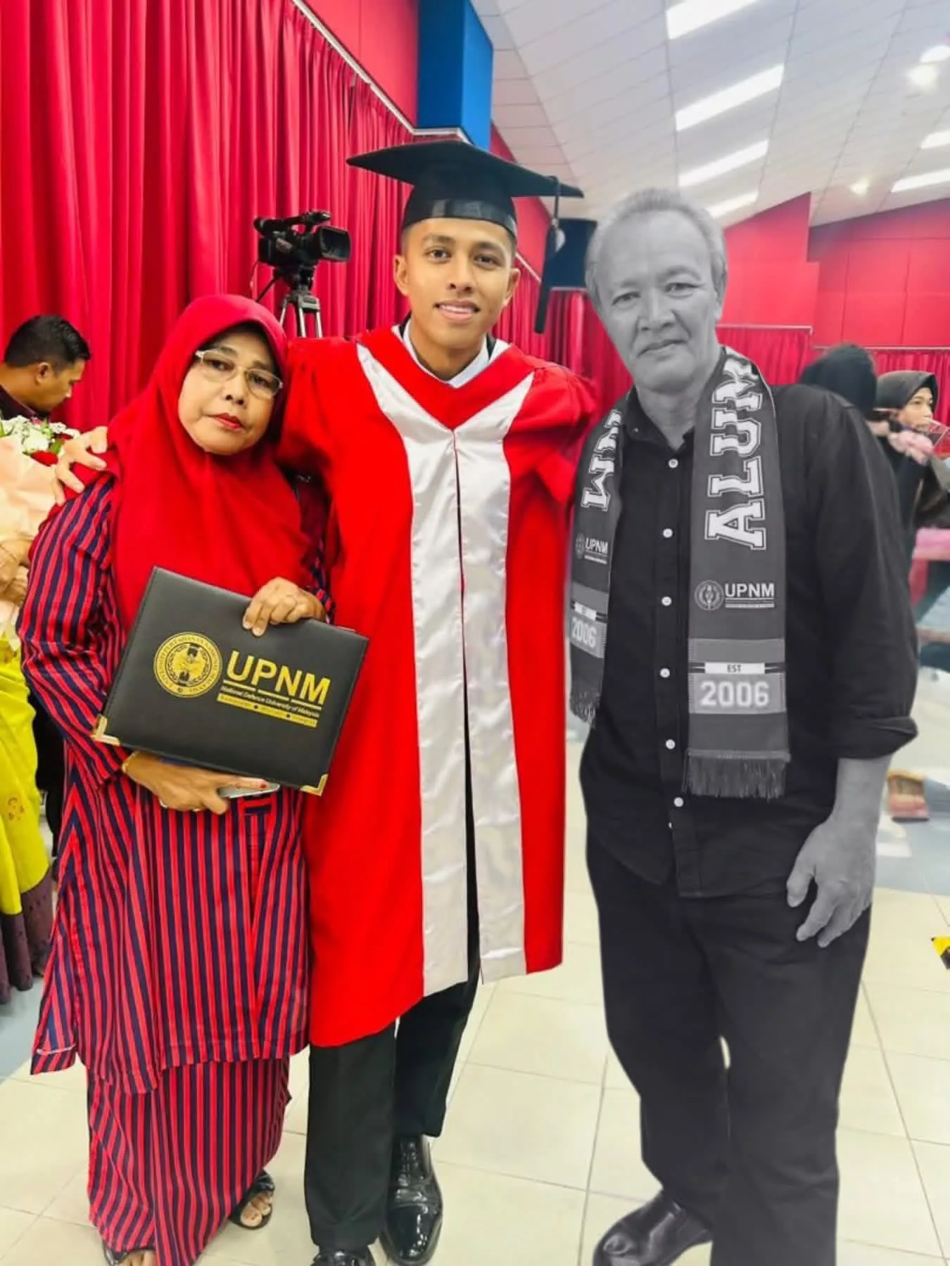‘Semalam Ayah Bangga, Hari Ini Dia Pergi..’ -Momen Indah Konvokesyen Bertukar Sayu Buat Graduan UPNM 5 ‘Semalam Ayah Bangga, Hari Ini Dia Pergi..’ -Momen Indah Konvokesyen Bertukar Sayu Buat Graduan UPNM
