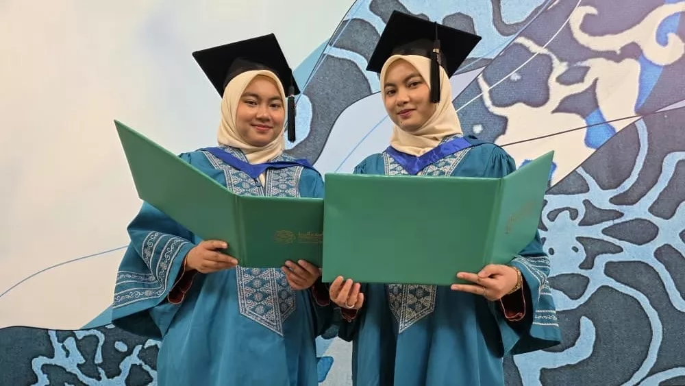 “Dari Kecil Sentiasa Berdua” —Pasangan Kembar UIAM Ini Raih Master Bersama, Kongsi Momen Paling Bermakna