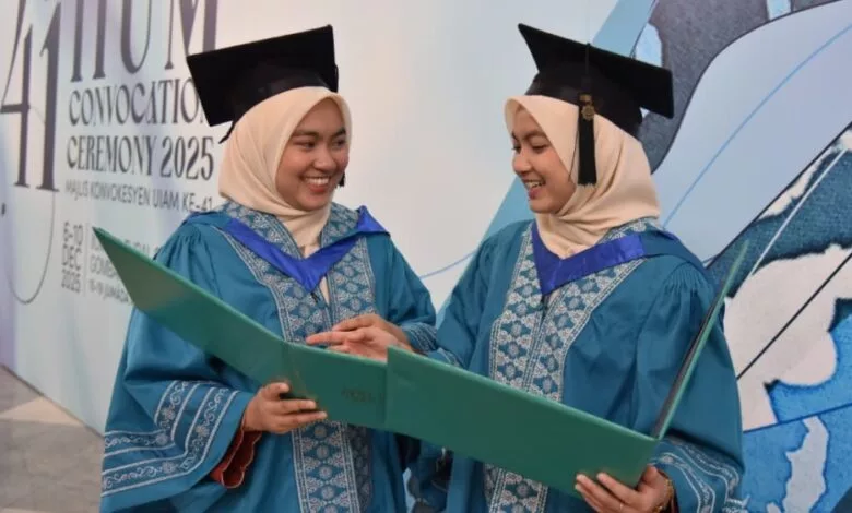“Dari Kecil Sentiasa Berdua” —Pasangan Kembar UIAM Ini Raih Master Bersama, Kongsi Momen Paling Bermakna
