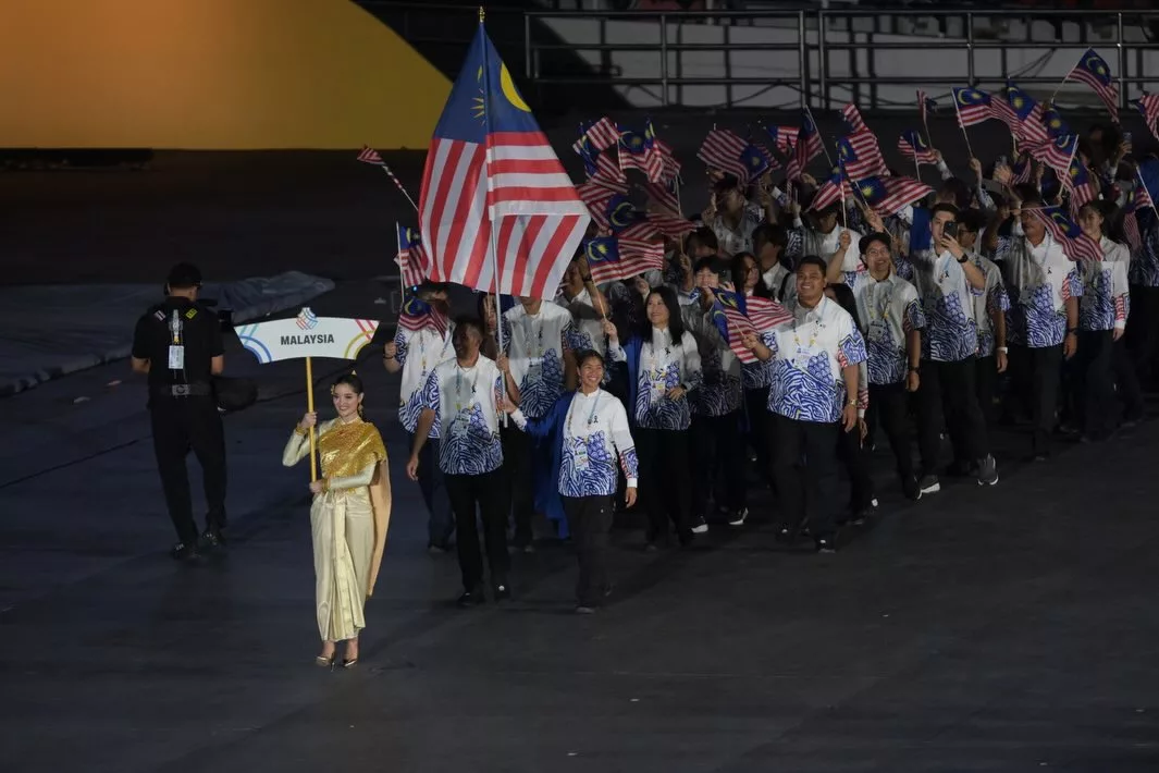 Busana Batik Di Sukan SEA Thailand: Rekaan Progresif Yang Bermakna Untuk Atlet Malaysia 6 Busana Batik Di Sukan SEA Thailand: Rekaan Progresif Yang Bermakna Untuk Atlet Malaysia