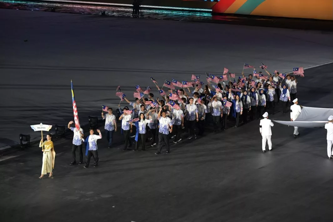 Busana Batik Di Sukan SEA Thailand: Rekaan Progresif Yang Bermakna Untuk Atlet Malaysia 7 Busana Batik Di Sukan SEA Thailand: Rekaan Progresif Yang Bermakna Untuk Atlet Malaysia