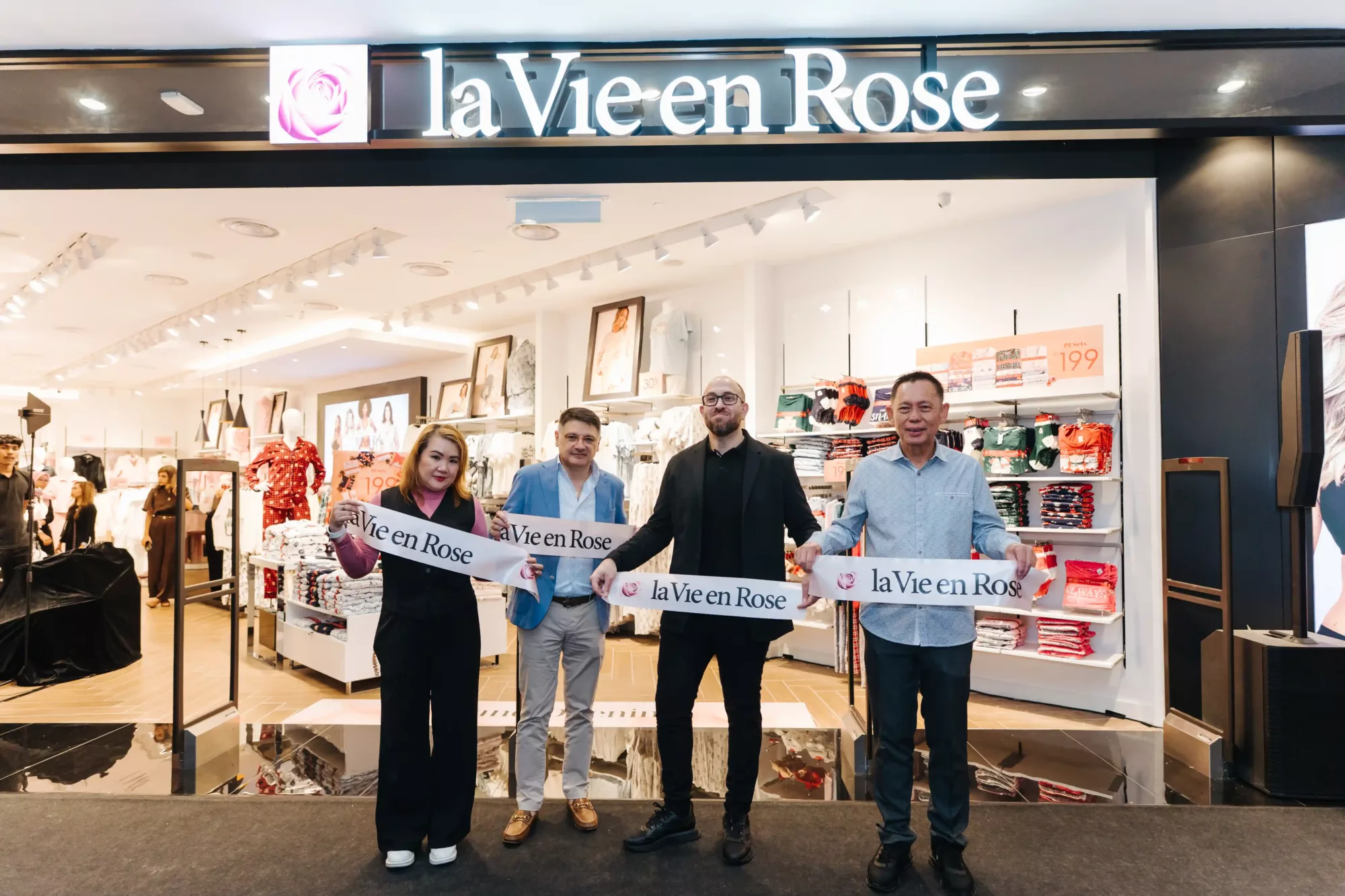 Finalis Dewi Remaja 2025 Raikan Semangat ‘Girl Power’ Di Pembukaan Stor Pertama La Vie En Rose Di Malaysia