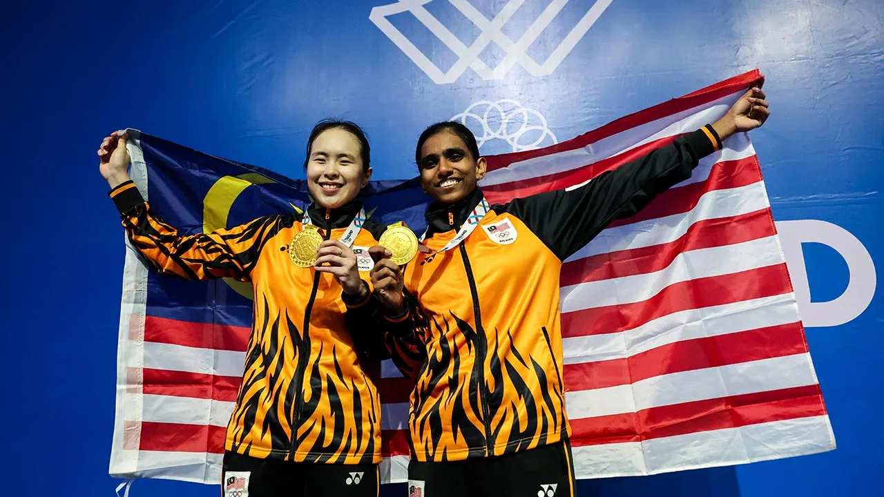 #GirlsPower: Pearly Tan-M.Thinaah Akhiri Penantian 10 Tahun! Raih Emas Beregu Wanita Di Sukan SEA 2025 7 #GirlsPower: Pearly Tan-M.Thinaah Akhiri Penantian 10 Tahun! Raih Emas Beregu Wanita Di Sukan SEA 2025