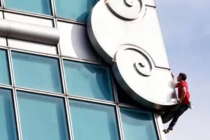 Alex Honnold Cipta Sejarah Free Solo Di Taipei 101 Tanpa Tali Keselamatan