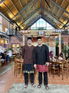 “Yang Baju Coklat Tu Kembar KA Ke?” — Kisah Kembar Khairul Aming Curi Perhatian Netizen