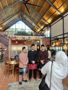 “Yang Baju Coklat Tu Kembar KA Ke?” — Kisah Kembar Khairul Aming Curi Perhatian Netizen