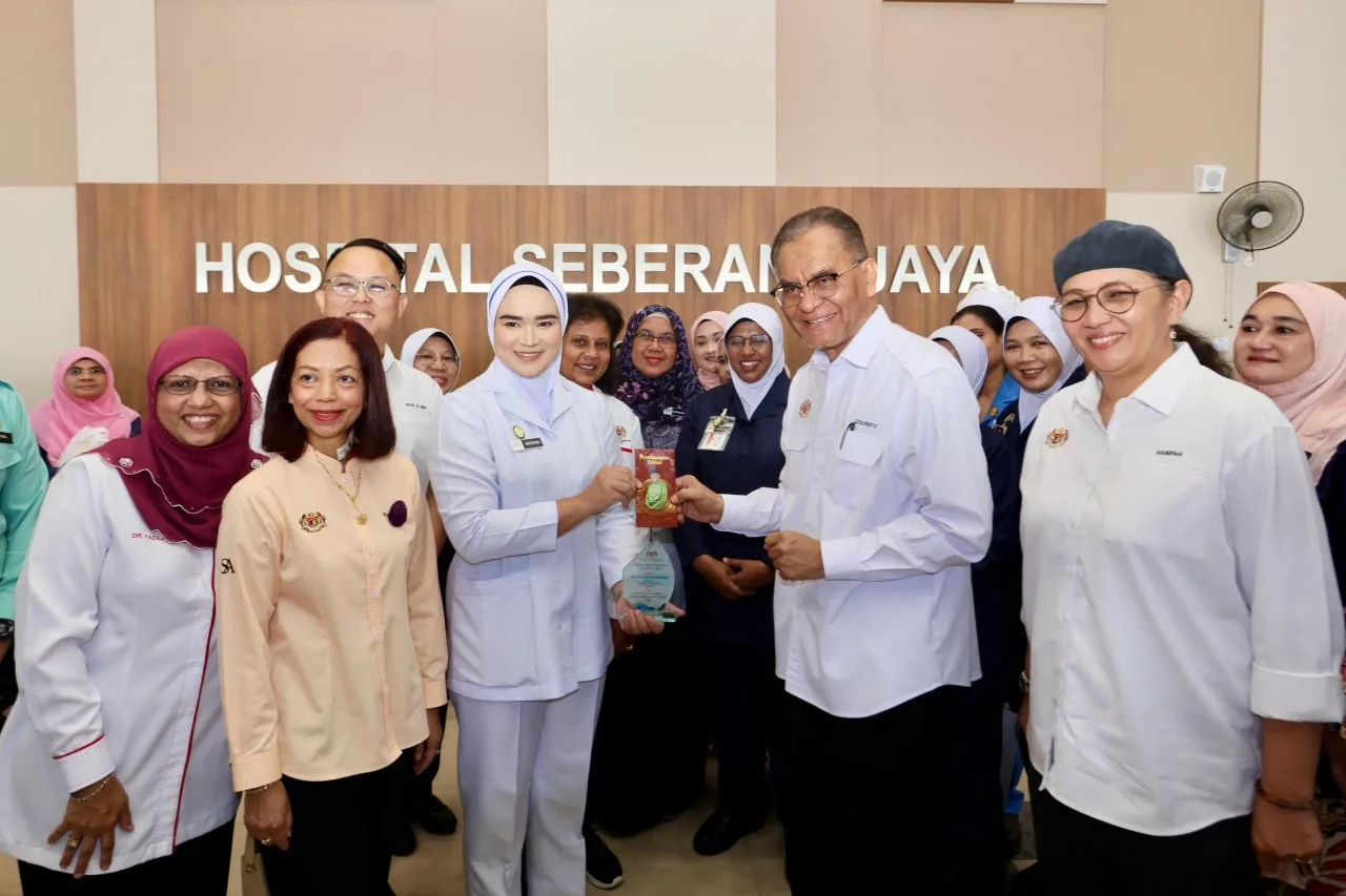 Jururawat Melayu Suap Pesakit Warga Emas Sentuh Hati, Raih Pengiktirafan Menteri 12 Jururawat Melayu Suap Pesakit Warga Emas Sentuh Hati, Raih Pengiktirafan Menteri