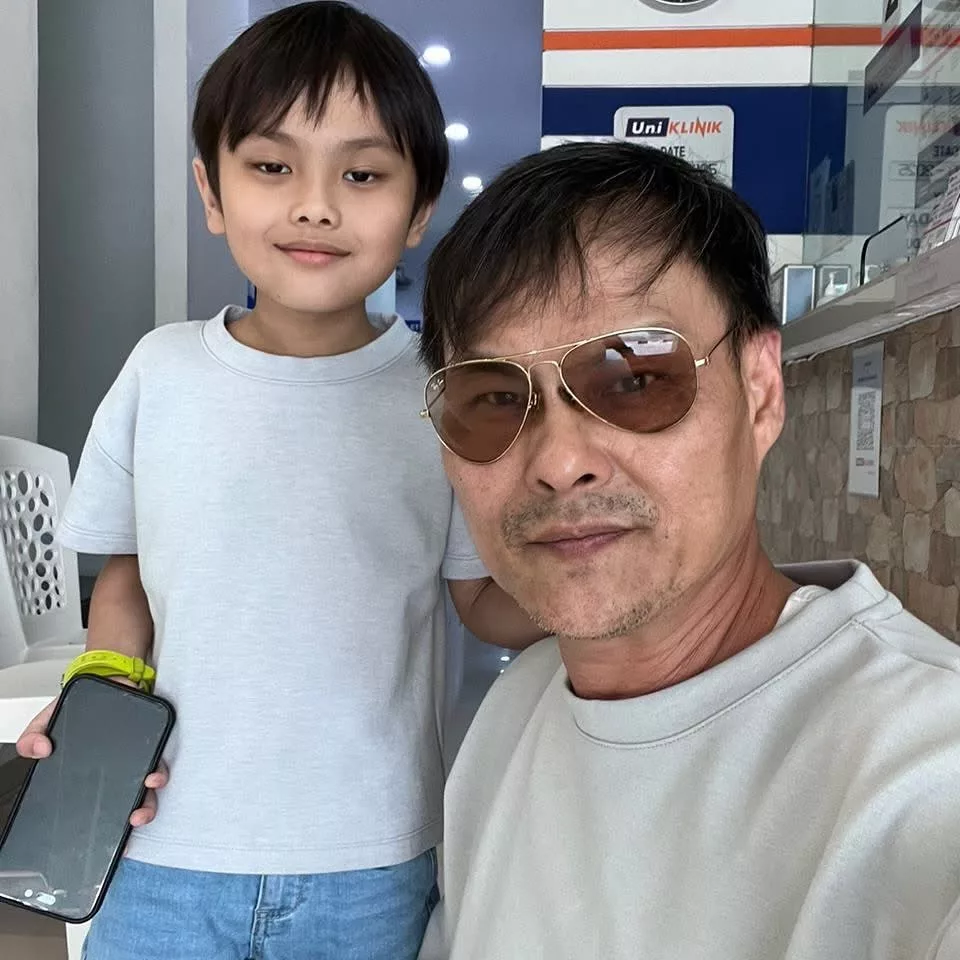 Adam Corrie Pilih Sekolah Kebangsaan Untuk Anak -“Bukan Tak Mahu Anak Belajar Mandarin, Tapi Kerana Anak Sendiri Tak Minat”