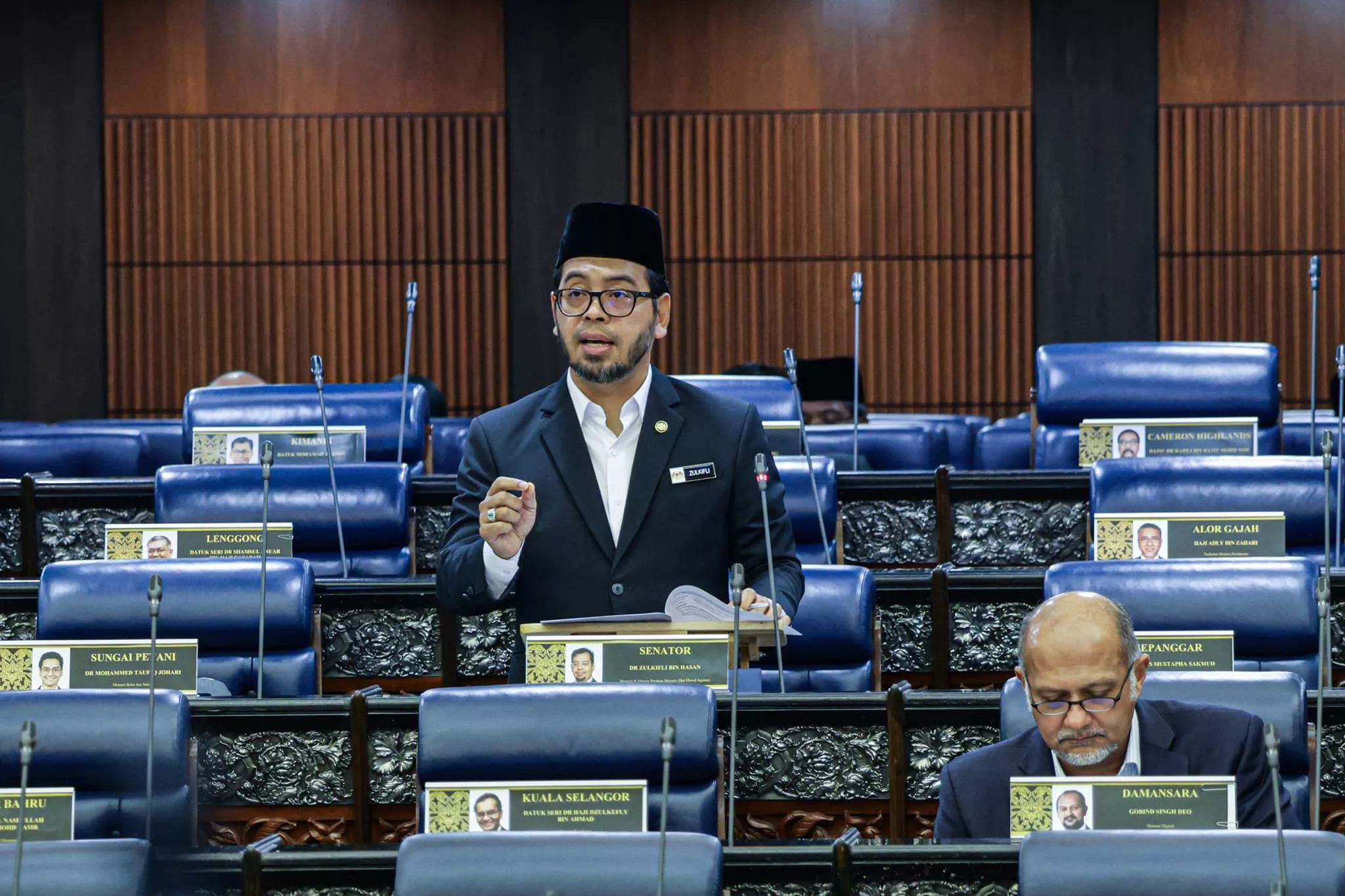 Terima Kritikan Warganet, Dr Zulkifli Minta Orang Ramai Rujuk Jawapan Penuh Parlimen Isu LGBT 6 Terima Kritikan Warganet, Dr Zulkifli Minta Orang Ramai Rujuk Jawapan Penuh Parlimen Isu LGBT