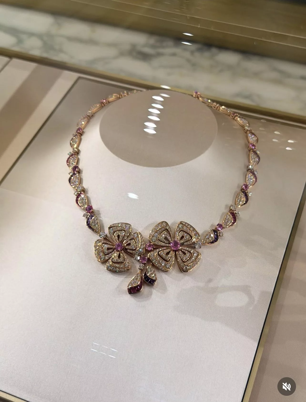 Lisa Manobal Guna Peluang Tonjolkan Seni Fesyen Thailand & Perancis Sewaktu Dilantik Duta Pelancongan Negaranya 12 Lisa Manobal Guna Peluang Tonjolkan Seni Fesyen Thailand & Perancis Sewaktu Dilantik Duta Pelancongan Negaranya