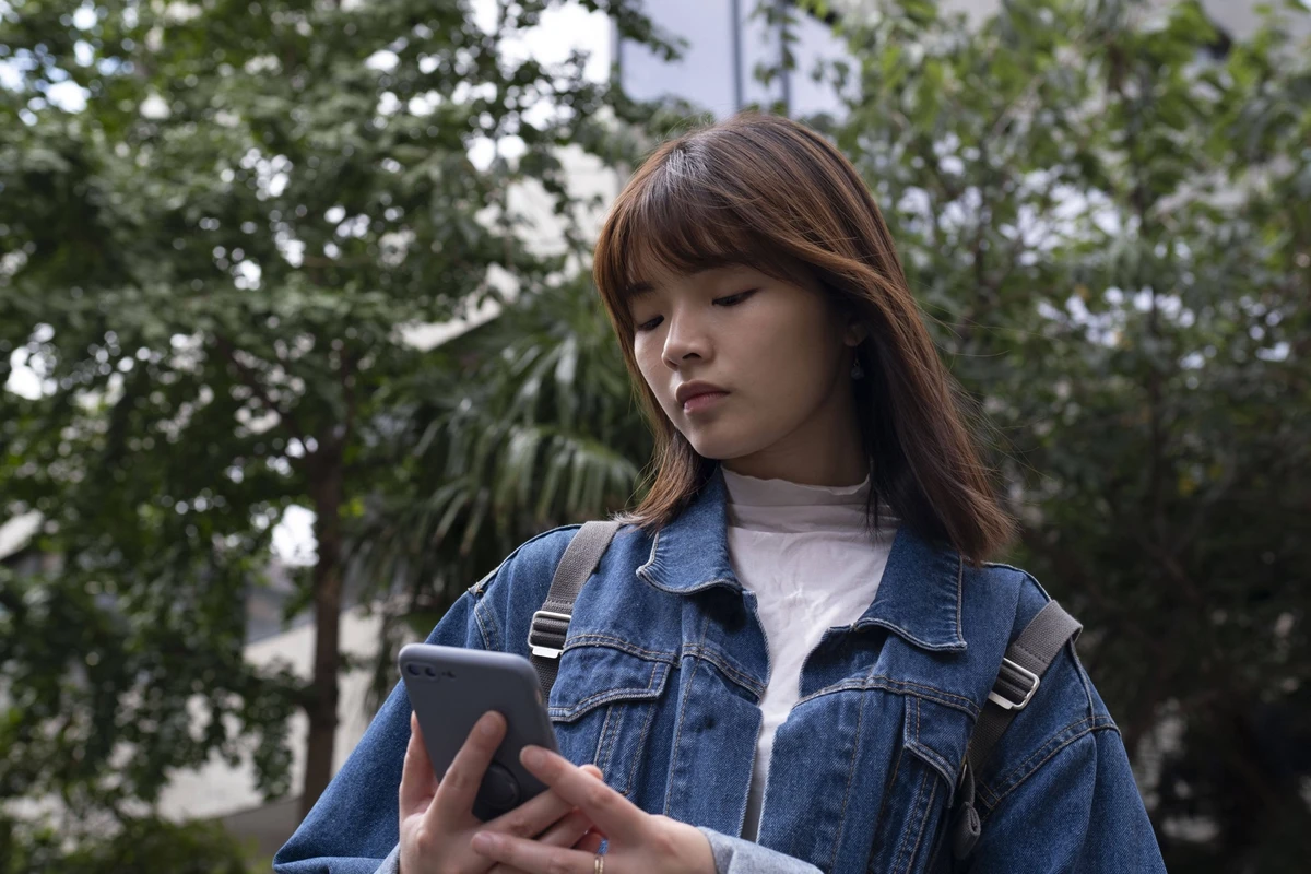 Kena ‘Check-In’ Untuk Hidup! Aplikasi Keselamatan Tular Ini Jadi Peneman Golongan Solo Di China