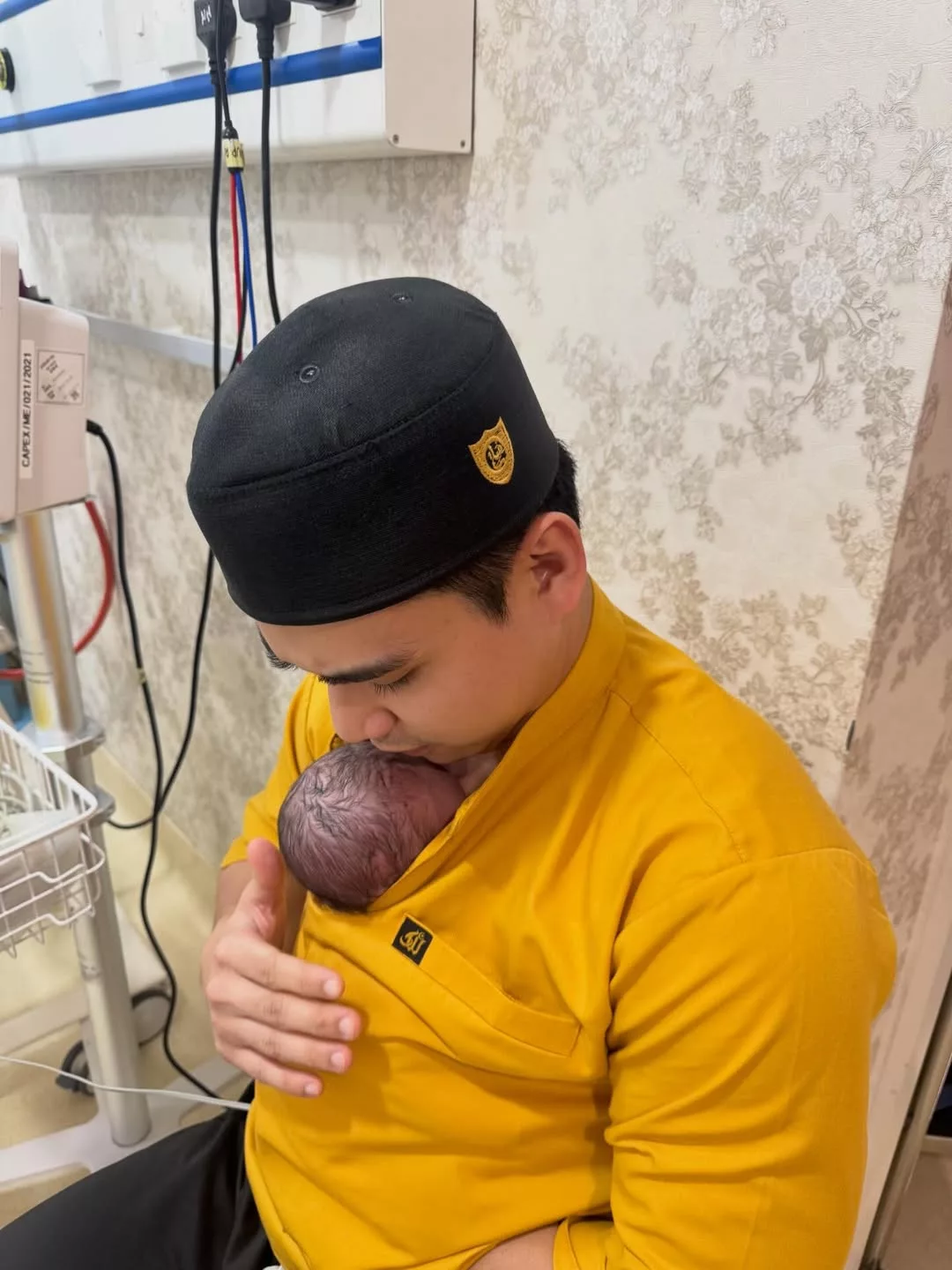 Atiq Azman Kini Bergelar ‘Daddy’! Kelahiran Bayi Lelaki Bernama Aaryan Jadi Pengikat Hubungan Keluarga Bahagia