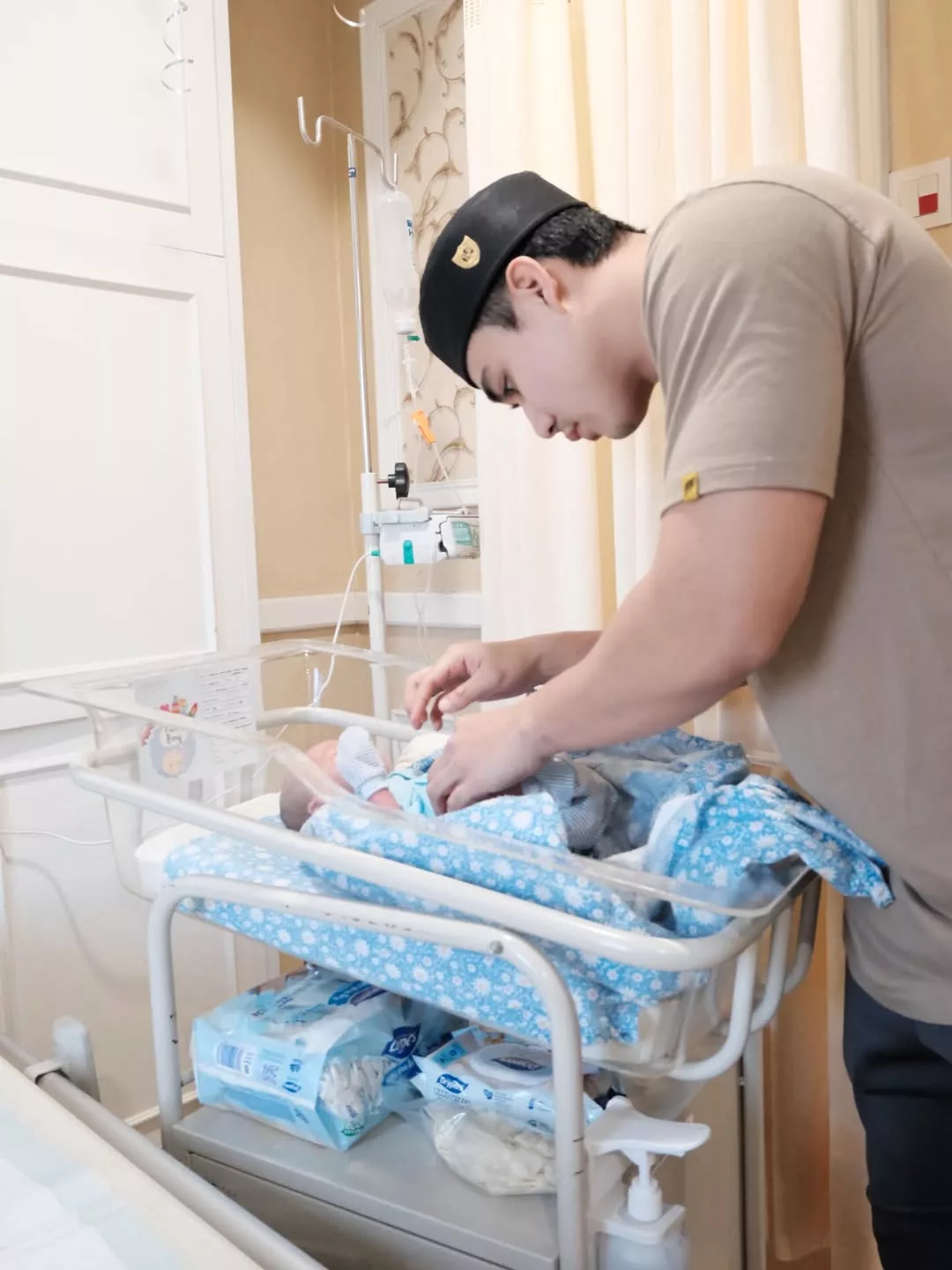 Atiq Azman Kini Bergelar ‘Daddy’! Kelahiran Bayi Lelaki Bernama Aaryan Jadi Pengikat Hubungan Keluarga Bahagia