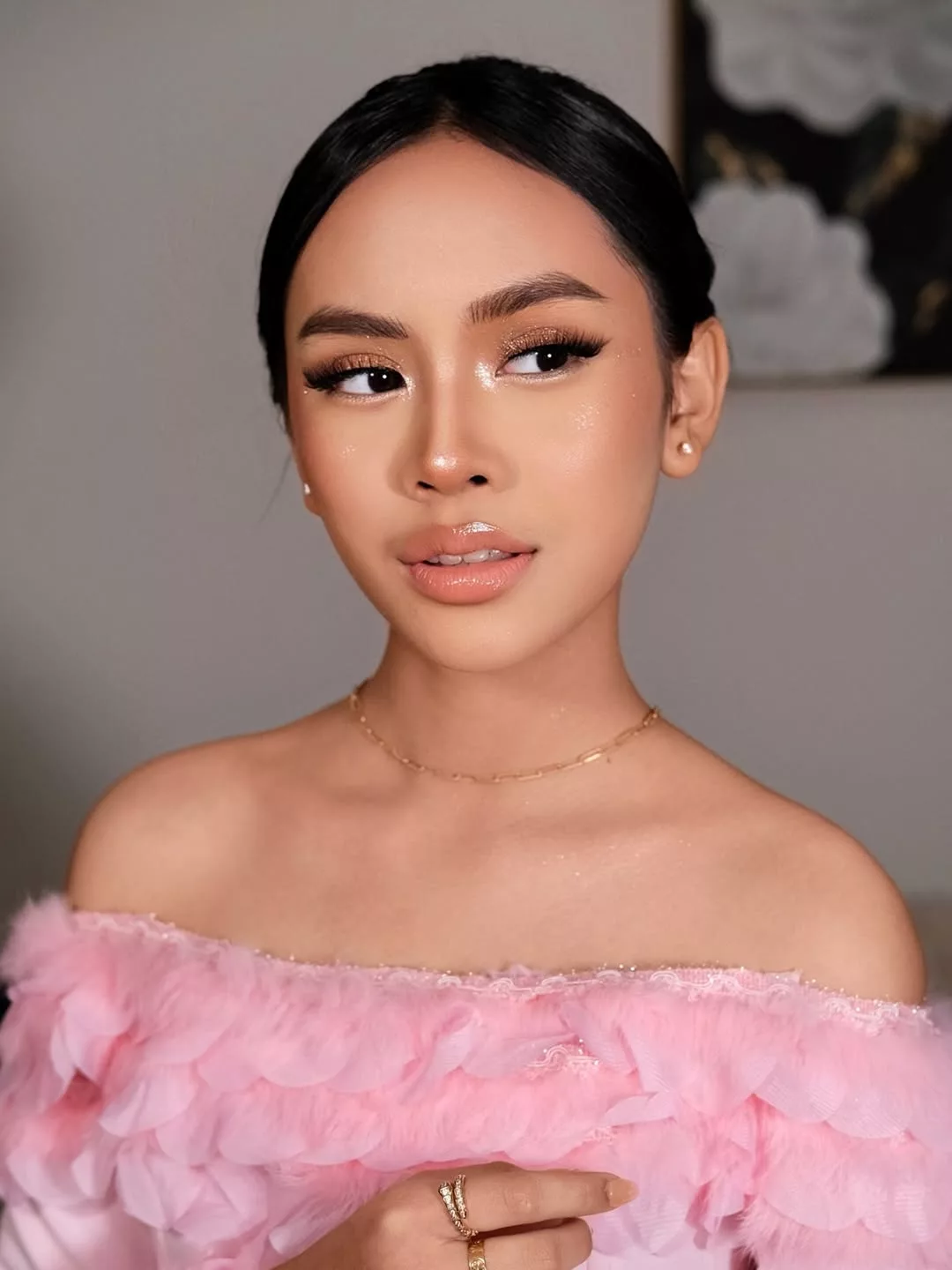 Penampilan Thalita Undang Teguran Netizen, Gaun Dedah Bahu Jadi Perhatian