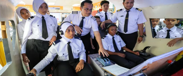 Dari Sekolah Kampung Ke Kokpit, Guru Ini Bina Simulator Demi Impian Murid Terbang Tinggi