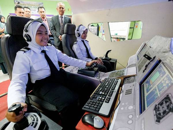 Dari Sekolah Kampung Ke Kokpit, Guru Ini Bina Simulator Demi Impian Murid Terbang Tinggi