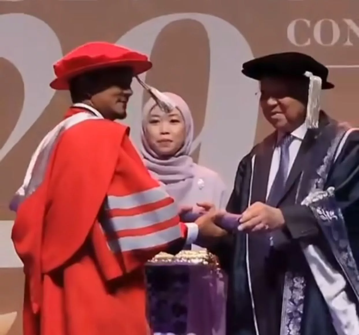 Banduan Pertama Malaysia Berjaya Raih PhD Dari Dalam Penjara, Dr. Malik Yatam Buktikan Ilmu Tiada Tembok