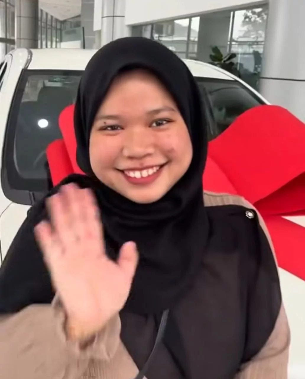Hadiahkan Kereta Pertama Buat Ayah Tercinta! Pengorbanan Gadis Ini Raih Pujian Netizen