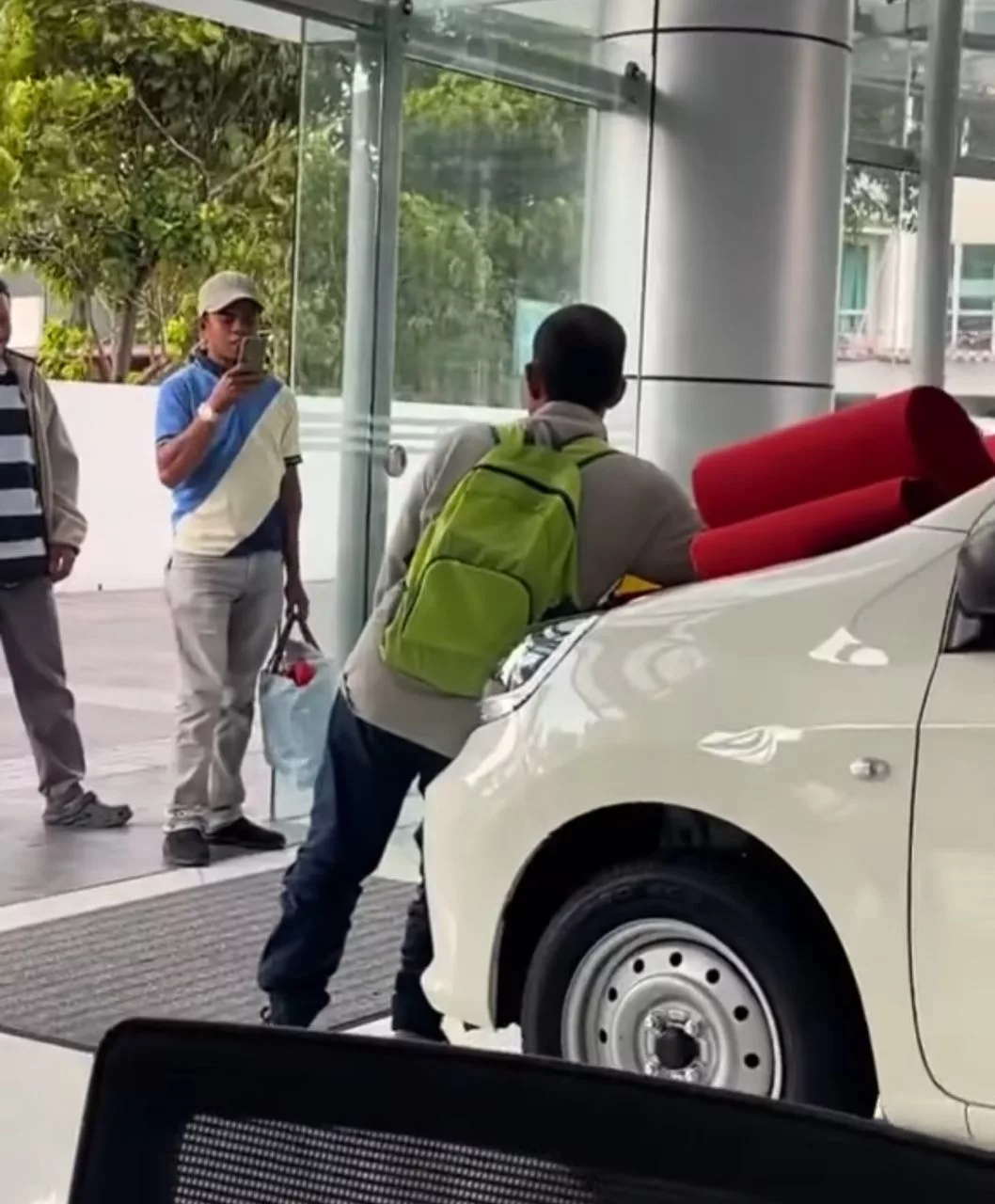 Hadiahkan Kereta Pertama Buat Ayah Tercinta! Pengorbanan Gadis Ini Raih Pujian Netizen 7 Hadiahkan Kereta Pertama Buat Ayah Tercinta! Pengorbanan Gadis Ini Raih Pujian Netizen