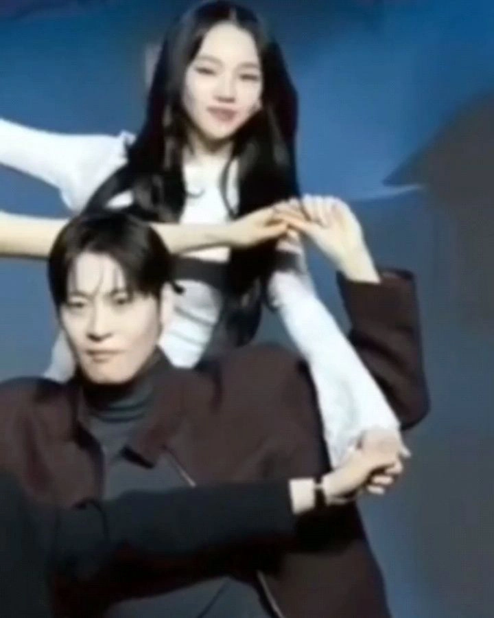 Dituduh ‘Usap’ Tangan Karina Aespa Ketika Bergambar, Pelakon Kim Dohoon Mohon Maaf & Jelaskan Situasi Sebenar 9 Dituduh ‘Usap’ Tangan Karina Aespa Ketika Bergambar, Pelakon Kim Dohoon Mohon Maaf & Jelaskan Situasi Sebenar