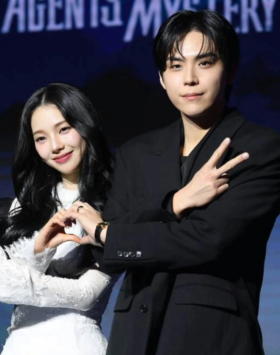 Dituduh ‘Usap’ Tangan Karina Aespa Ketika Bergambar, Pelakon Kim Dohoon Mohon Maaf & Jelaskan Situasi Sebenar 6 Dituduh ‘Usap’ Tangan Karina Aespa Ketika Bergambar, Pelakon Kim Dohoon Mohon Maaf & Jelaskan Situasi Sebenar