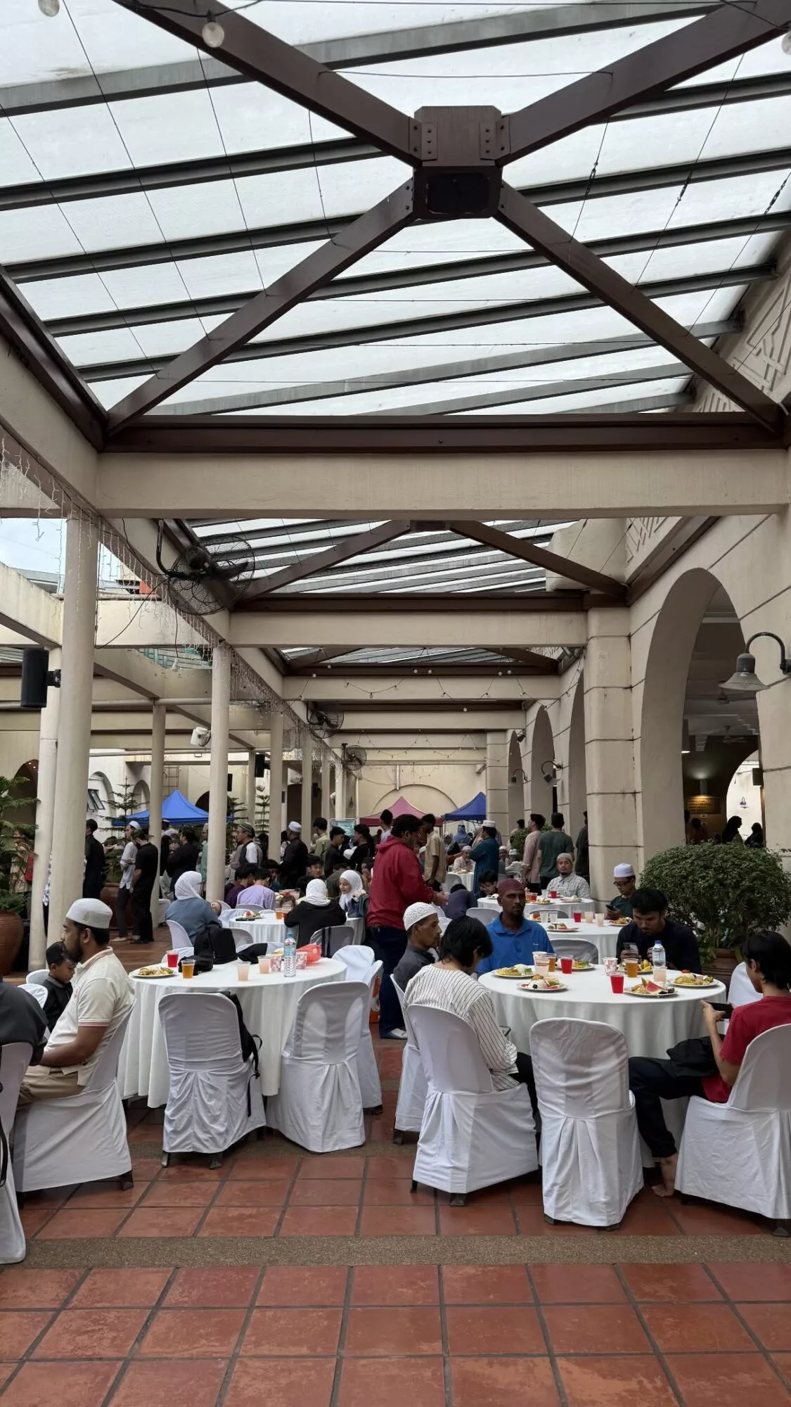 Iftar Berjemaah Di Masjid Bukan Ambil Hak ‘Orang Susah’, Ini Penjelasan Yang Ramai Tak Tahu