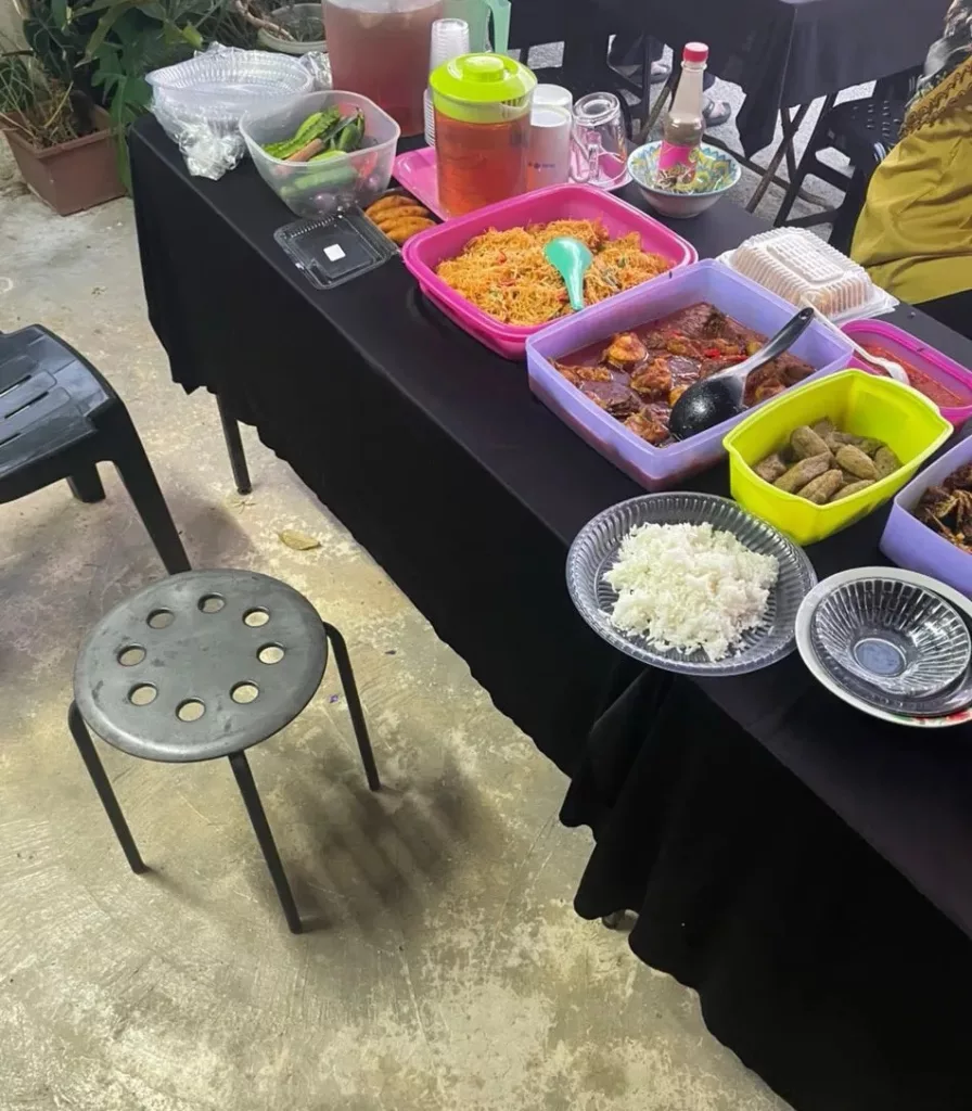 “Mak Aku Masak Banyak-Banyak, Panggil Je Sesiapa Lalu Ajak Berbuka” – Kisah Dikongsi Lelaki Ini Raih Pujian Netizen