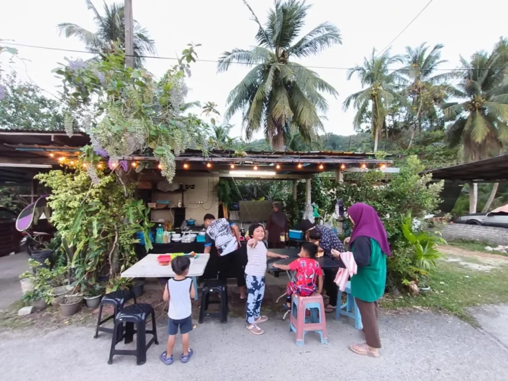“Mak Aku Masak Banyak-Banyak, Panggil Je Sesiapa Lalu Ajak Berbuka” – Kisah Dikongsi Lelaki Ini Raih Pujian Netizen