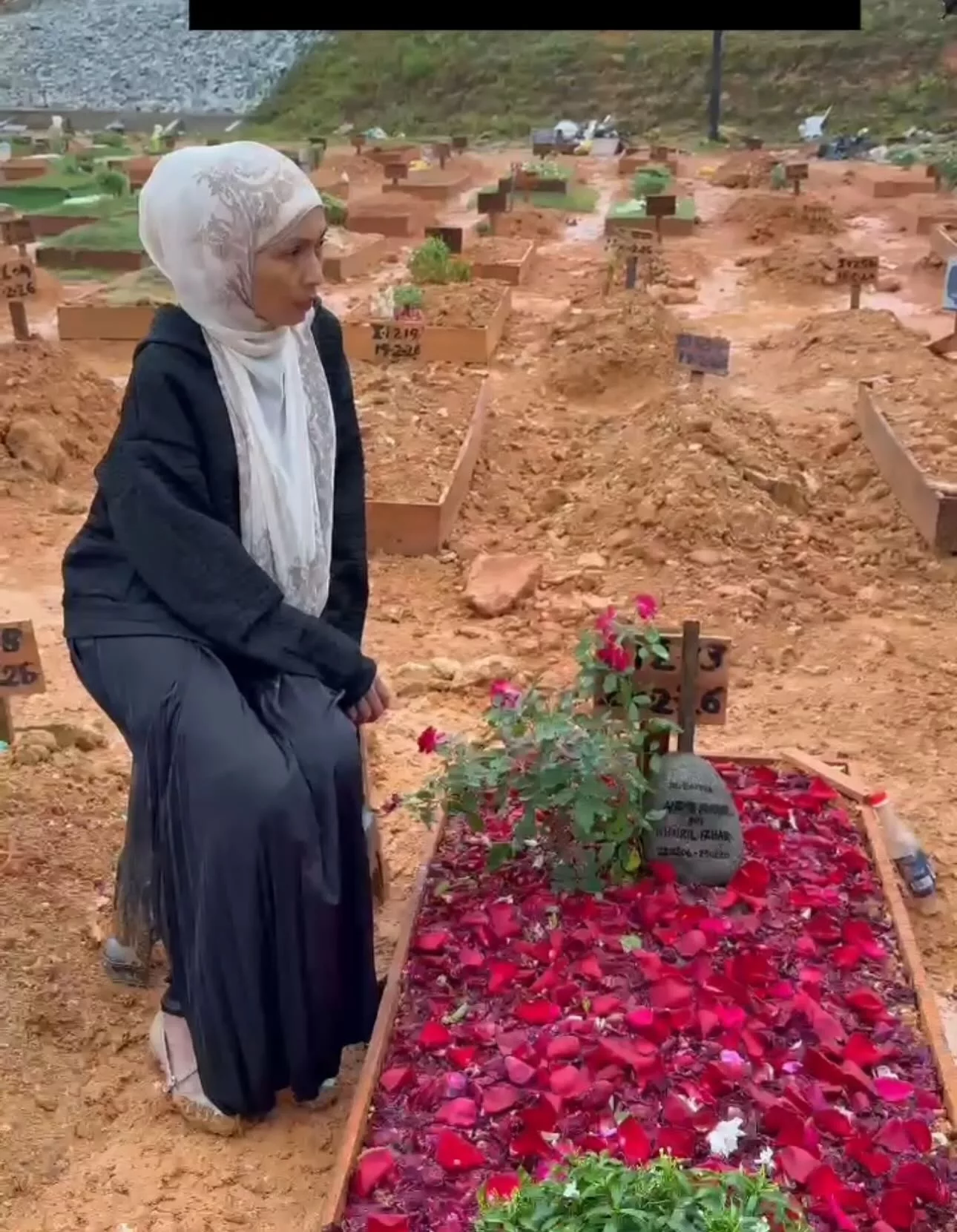 “Genap Sebulan Duhai Anak Solehku…” Amyza Aznan Setia Ziarah Pusara, Titip Doa Buat Arwah Andre