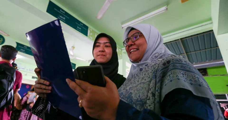 Pelajar Hidap Spina Bifida Raih 10A Dalam SPM 2025! Huda Rasheeda Buktikan Kekurangan Bukan Halangan