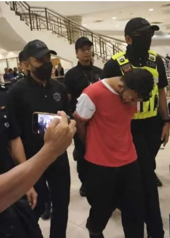 Pelajar IPTA Didakwa Kes Pijak al-Quran, Tiba Dengan Tangan Bergari Di Mahkamah Kuantan