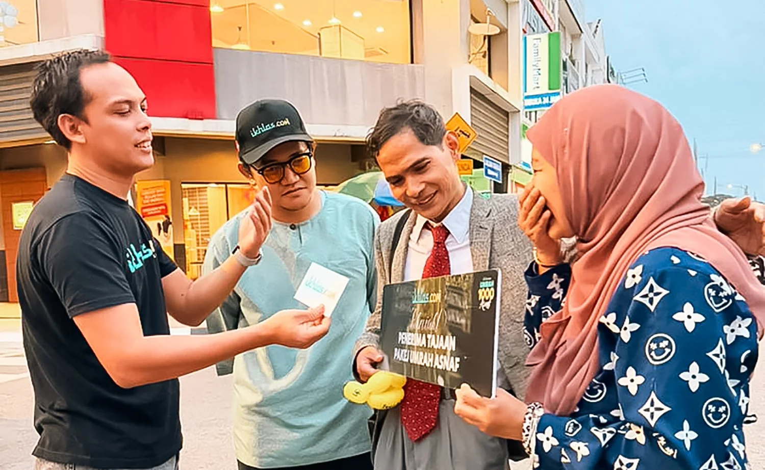 Di Sebalik Gelak Tawa & Jual Belon ‘Seikhlas Hati’, Rezeki Abang Mr Bean Ditaja Tunai Umrah