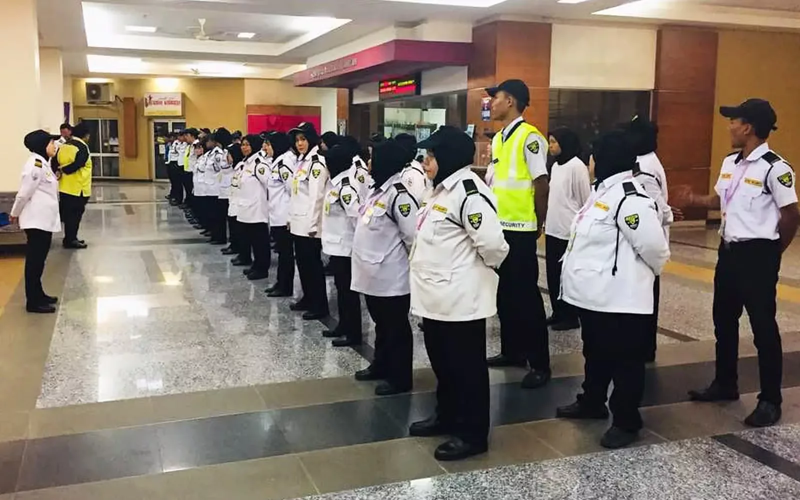 Kerja Keras Seorang Pengawal Keselamatan Bawa Pemuda Ini Ke Universiti Di United Kingdom