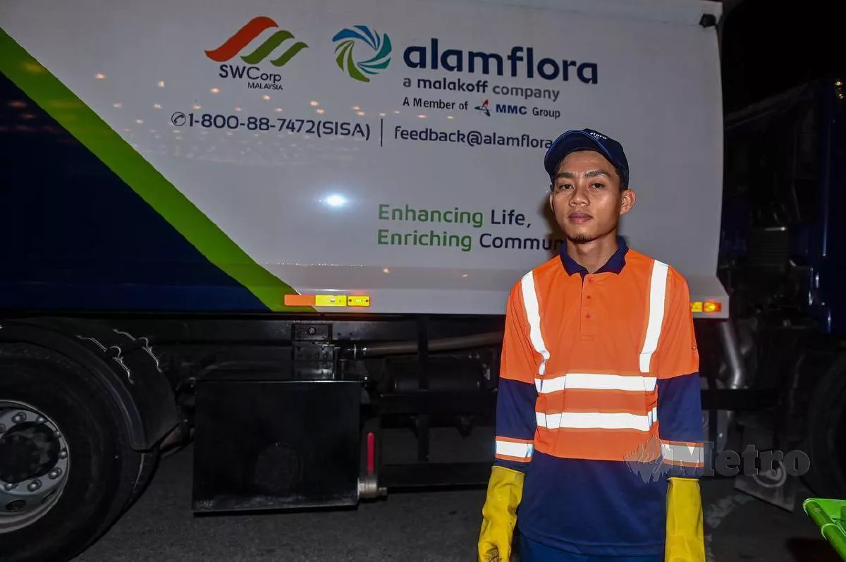 “Tak Malu Kutip Sampah, Janji Rezeki Halal” –Kisah Cekal Pemuda Kerja Siang & Malam Demi Keluarga