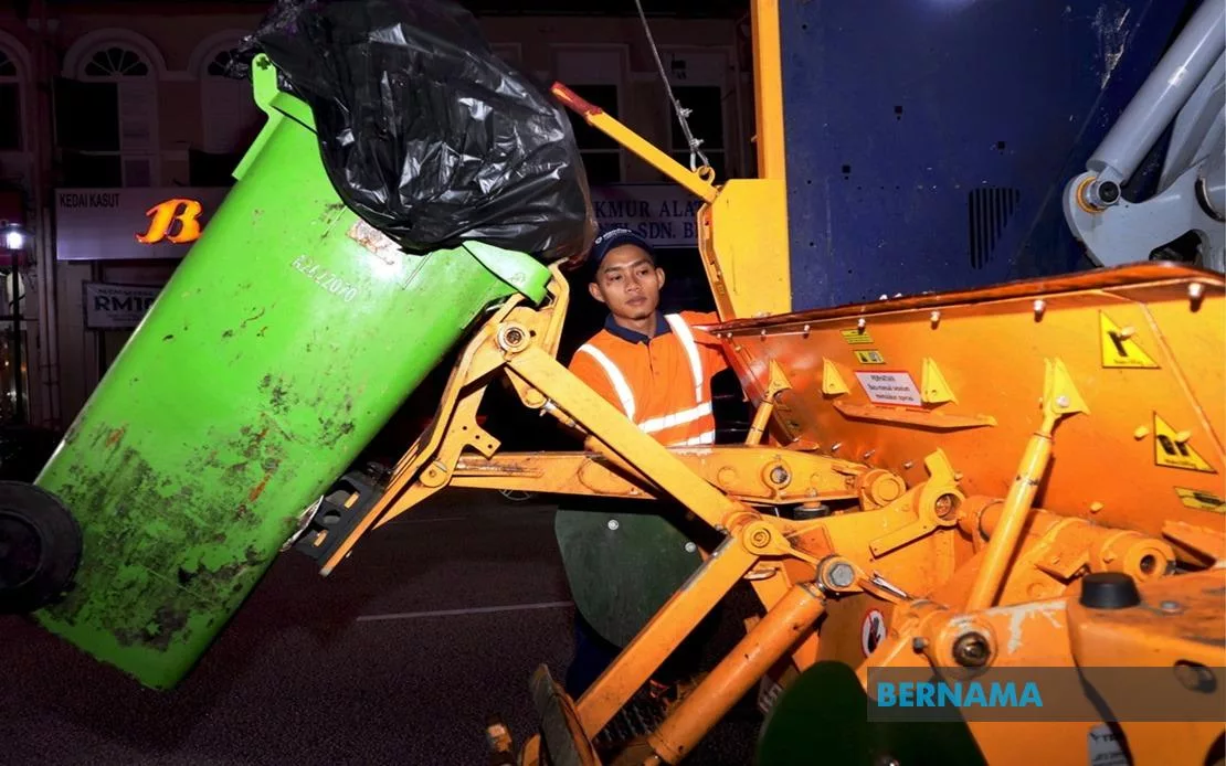 “Tak Malu Kutip Sampah, Janji Rezeki Halal” –Kisah Cekal Pemuda Kerja Siang & Malam Demi Keluarga