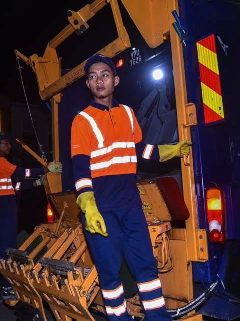 “Tak Malu Kutip Sampah, Janji Rezeki Halal” –Kisah Cekal Pemuda Kerja Siang & Malam Demi Keluarga