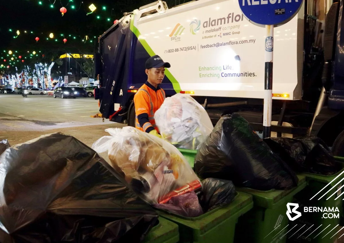 “Tak Malu Kutip Sampah, Janji Rezeki Halal” –Kisah Cekal Pemuda Kerja Siang & Malam Demi Keluarga