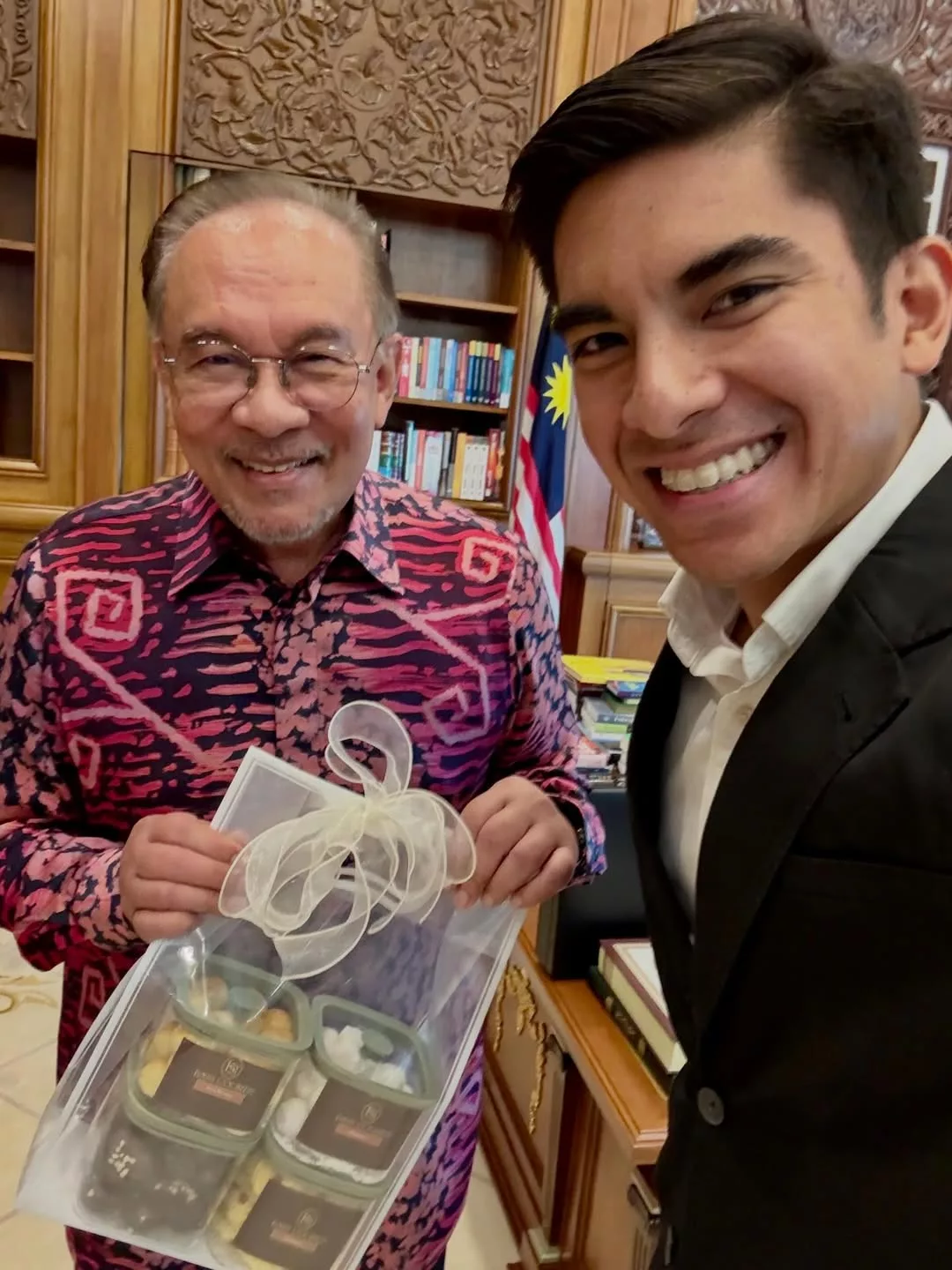 Syed Saddiq Jadi ‘Runner’ Hantar Biskut Raya Air Tangan Bella Astillah Kepada PMX