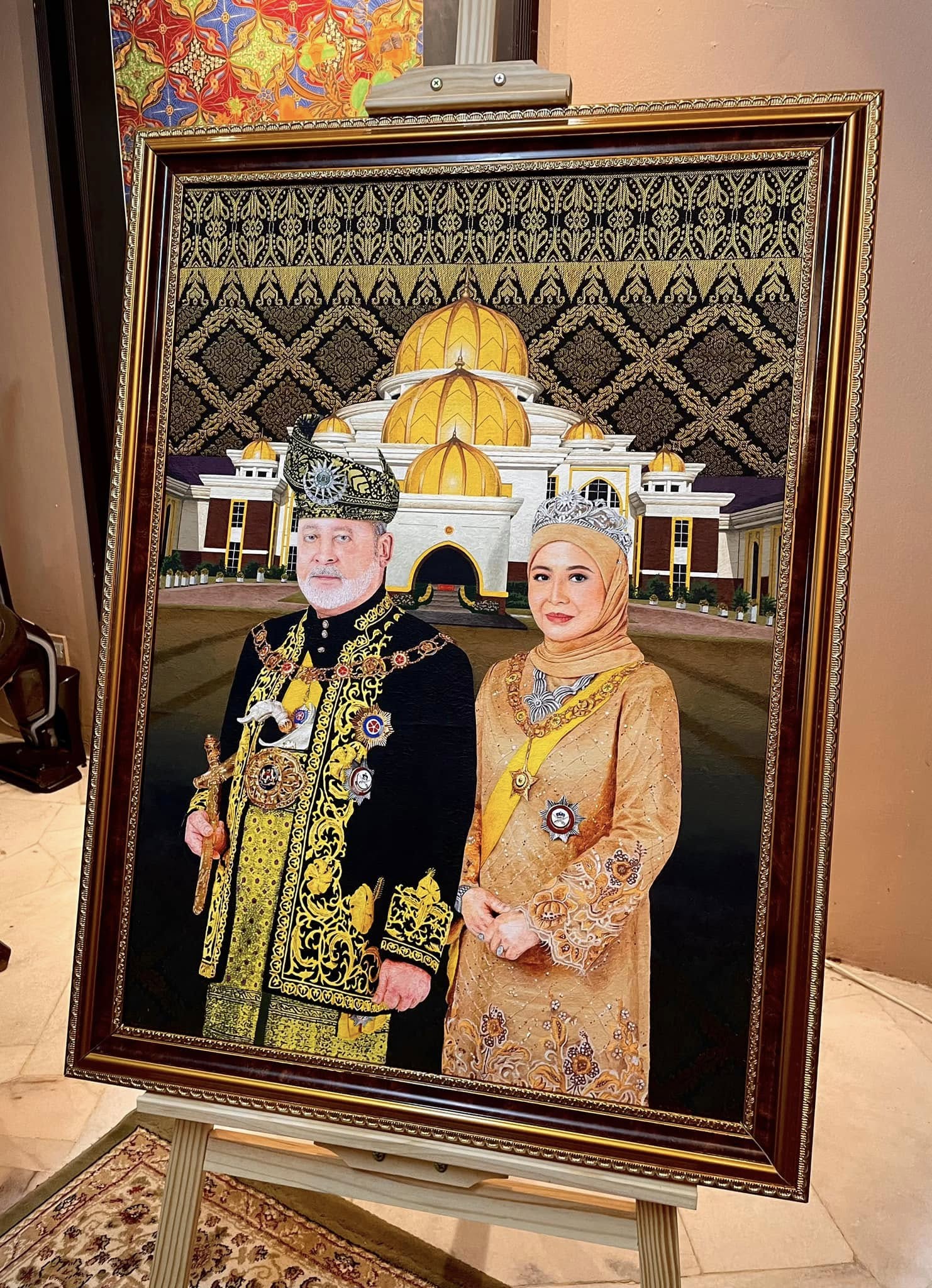 Pemuda 25 Tahun Dari Kelantan Hasilkan Lukisan Bertatah Emas & Swarovski Untuk Istana Brunei 14 Pemuda 25 Tahun Dari Kelantan Hasilkan Lukisan Bertatah Emas & Swarovski Untuk Istana Brunei