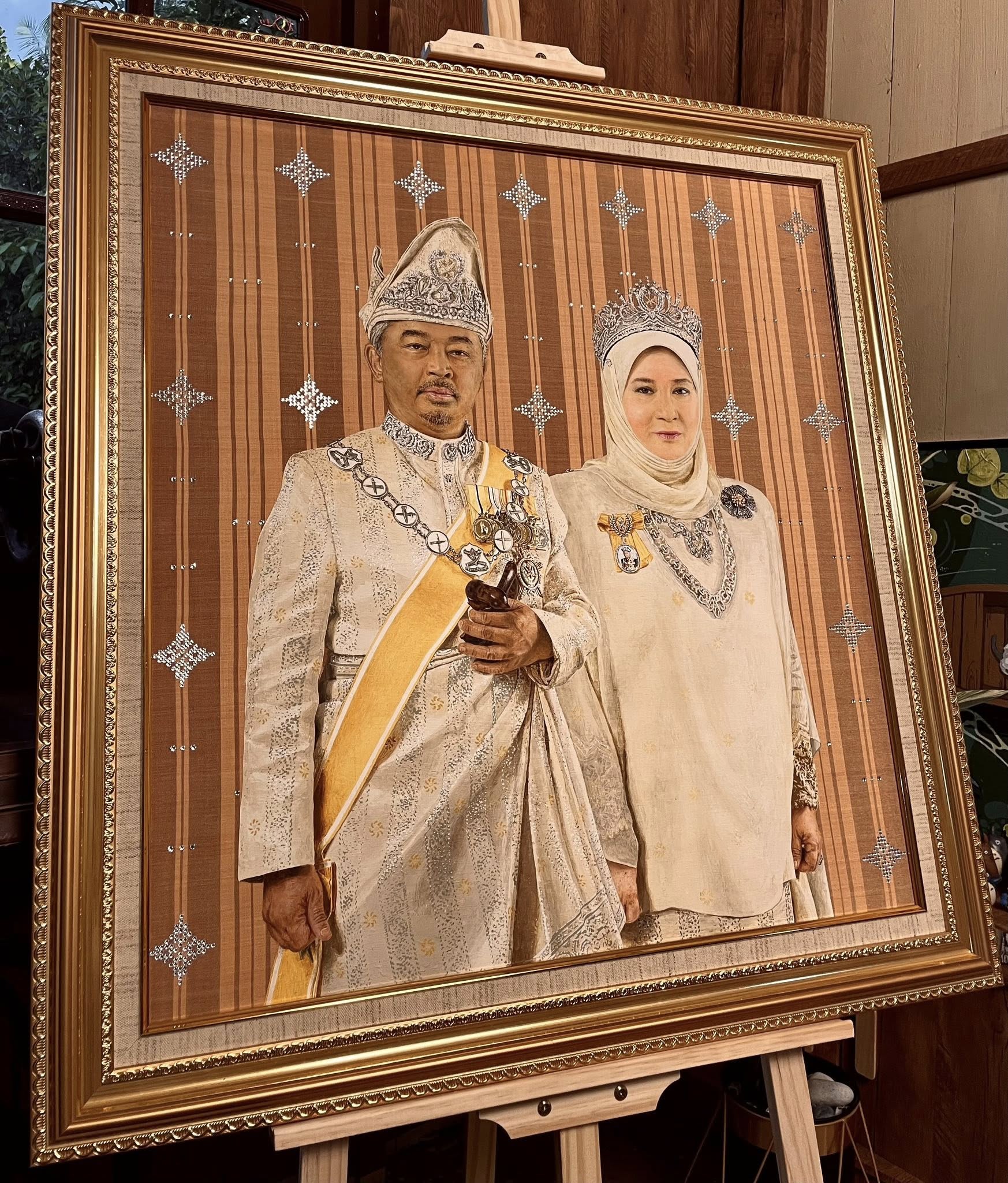 Pemuda 25 Tahun Dari Kelantan Hasilkan Lukisan Bertatah Emas & Swarovski Untuk Istana Brunei