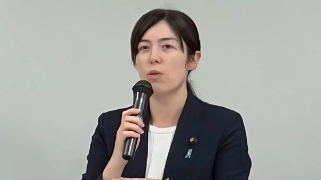 Hanya Lewat 5 Minit, Menteri Jepun Ini Terus Berlari Masuk Mesyuarat Kabinet