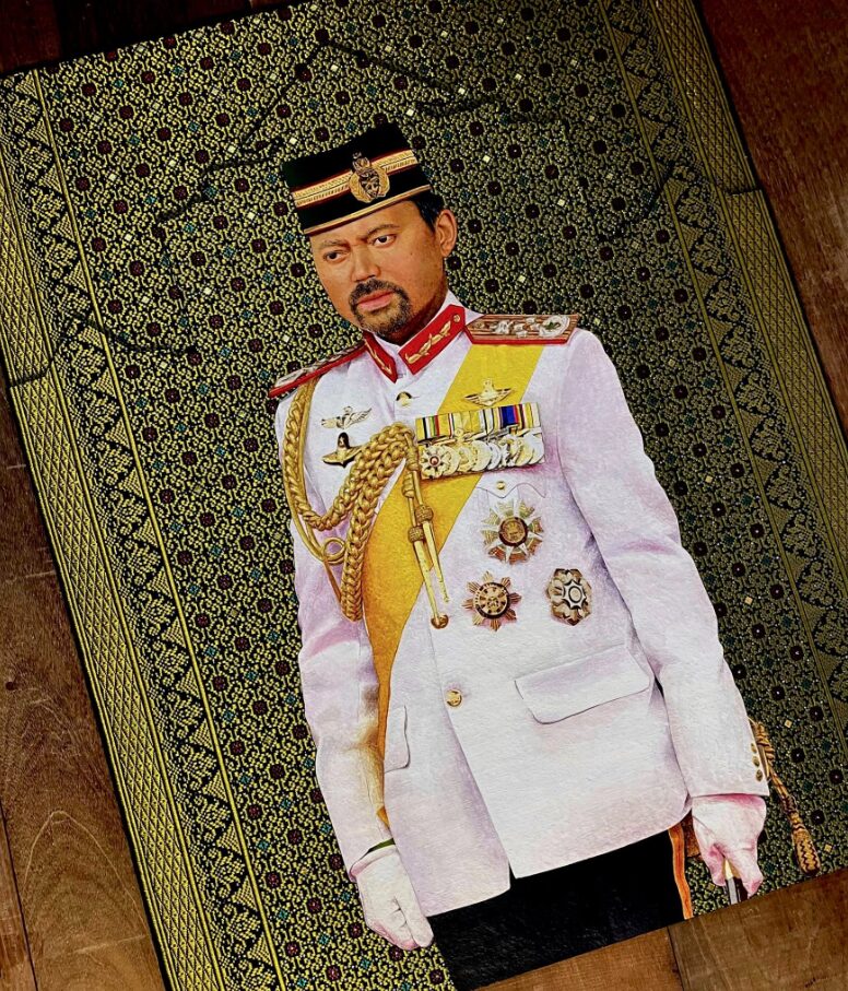 Pemuda 25 Tahun Dari Kelantan Hasilkan Lukisan Bertatah Emas & Swarovski Untuk Istana Brunei 11 Pemuda 25 Tahun Dari Kelantan Hasilkan Lukisan Bertatah Emas & Swarovski Untuk Istana Brunei