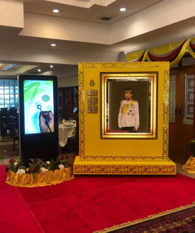 Pemuda 25 Tahun Dari Kelantan Hasilkan Lukisan Bertatah Emas & Swarovski Untuk Istana Brunei 9 Pemuda 25 Tahun Dari Kelantan Hasilkan Lukisan Bertatah Emas & Swarovski Untuk Istana Brunei