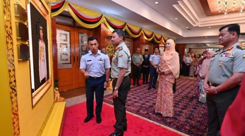 Pemuda 25 Tahun Dari Kelantan Hasilkan Lukisan Bertatah Emas & Swarovski Untuk Istana Brunei 12 Pemuda 25 Tahun Dari Kelantan Hasilkan Lukisan Bertatah Emas & Swarovski Untuk Istana Brunei