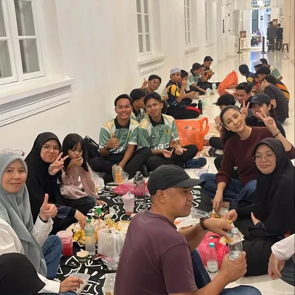 “Redah Hujan Demi Anak-Anak” – Rita Rudaini Sertai CSR Sekolah, Agih Makanan Untuk Berbuka & Sahur 7 “Redah Hujan Demi Anak-Anak” – Rita Rudaini Sertai CSR Sekolah, Agih Makanan Untuk Berbuka & Sahur