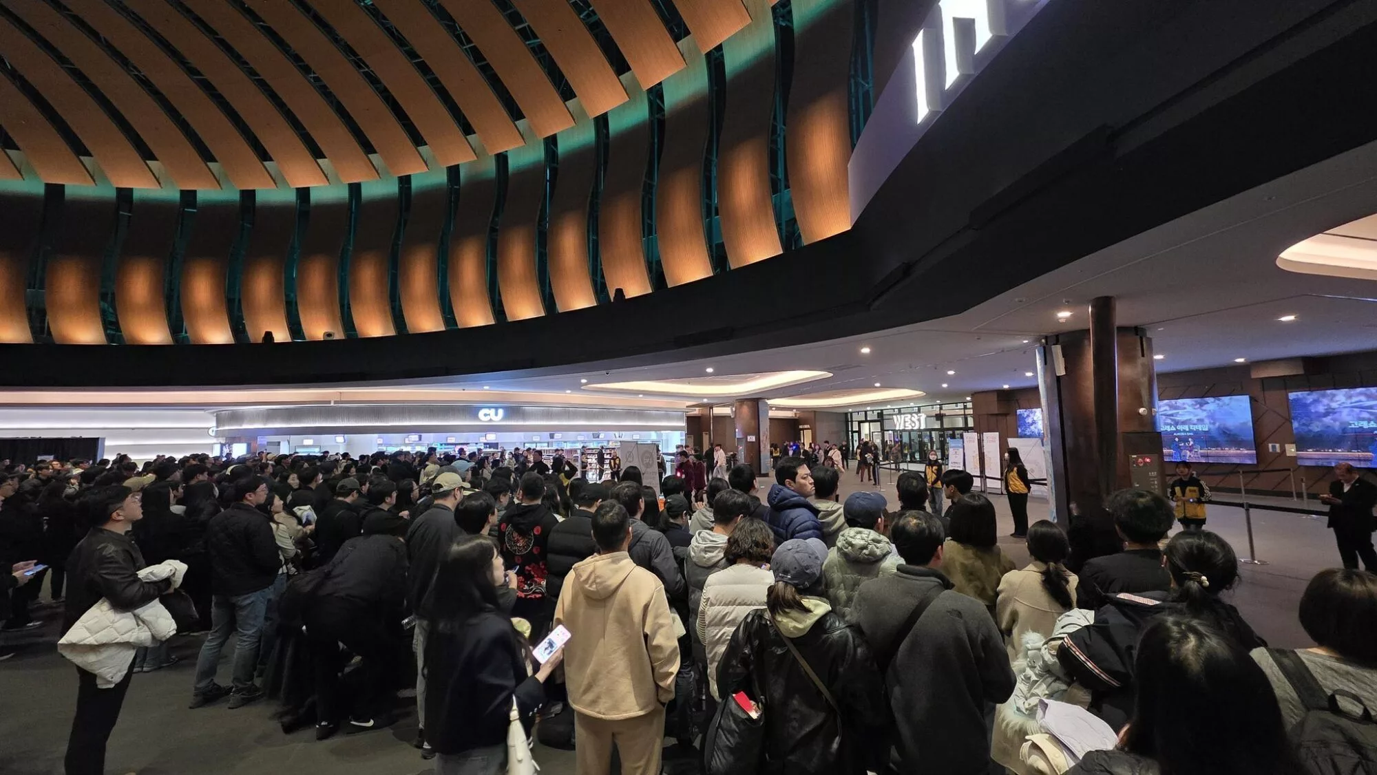 IVE Cipta Fenomena Baru, Sedia Ruang Khas Untuk Ibu Bapa Ambil Anak Lepas Konsert