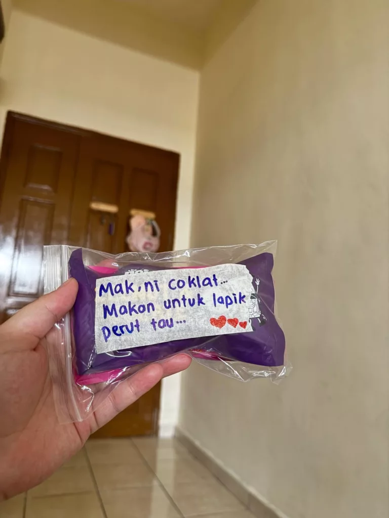 Nota Kecil Tapi Dalam Maknanya, Anak Lepaskan Ibu Umrah Dengan Pesanan Menyentuh Hati