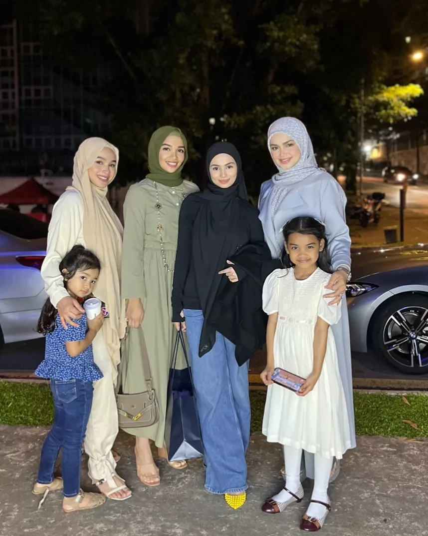 Izara Aishah Selamat Timang Cahaya Mata Ketiga, Siti Nurhaliza Luah Rasa Syukur 7 Izara Aishah Selamat Timang Cahaya Mata Ketiga, Siti Nurhaliza Luah Rasa Syukur