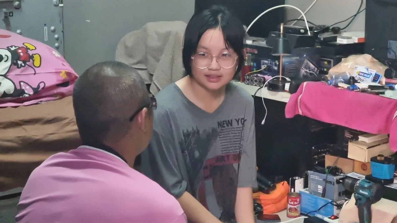 Pagi Sekolah, Petang Remaja 15 Tahun Ini Gigih Kutip Botol Plastik Demi Keluarga