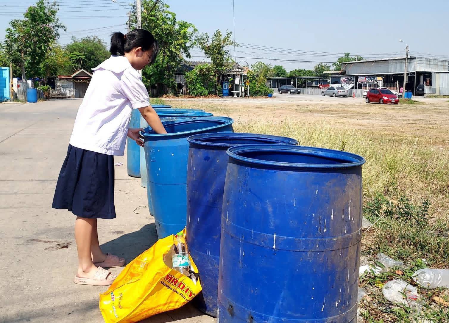 Pagi Sekolah, Petang Remaja 15 Tahun Ini Gigih Kutip Botol Plastik Demi Keluarga